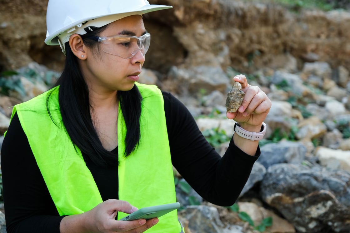 Geologist using mobile phone_Aikaew