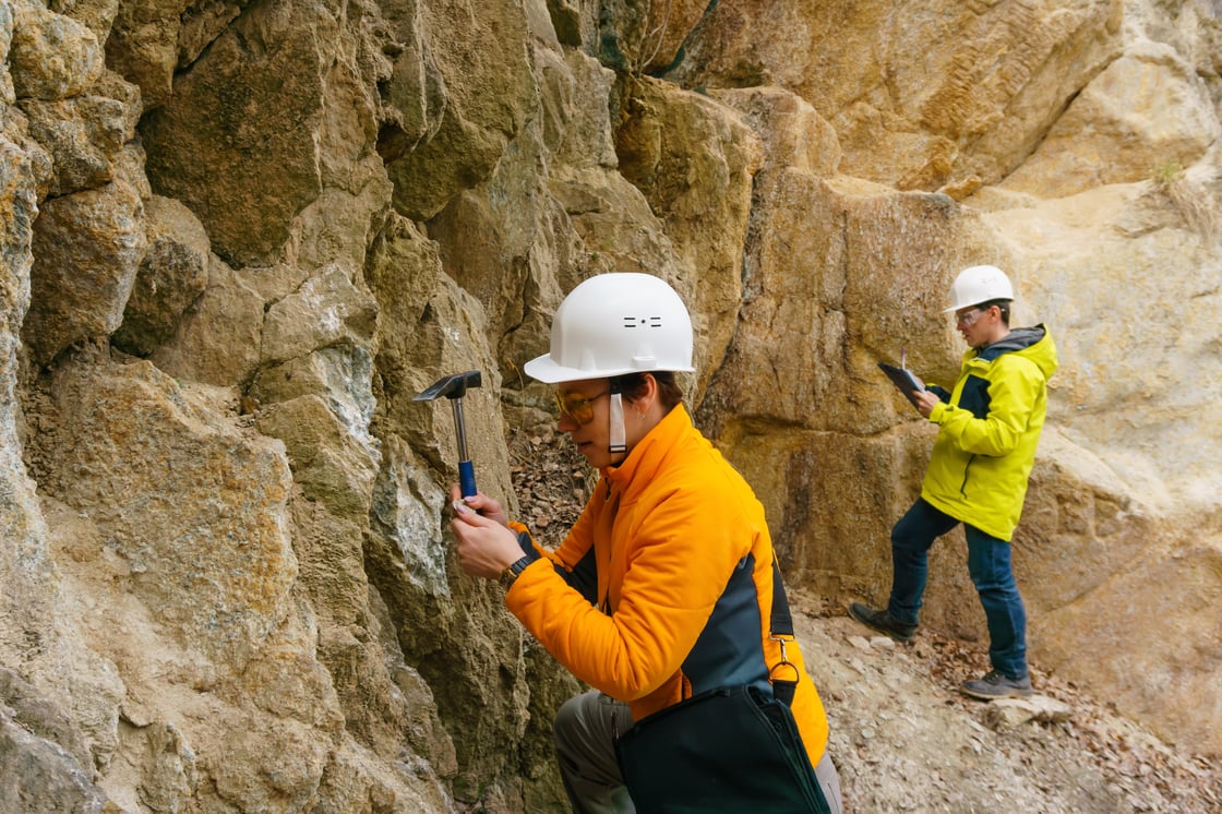 Geoscientists working_Evgeny Haritnov