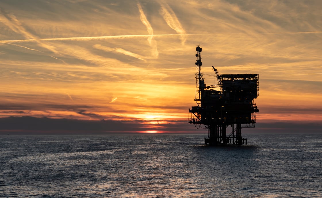 oil rig in sunset_Eddytb Foto