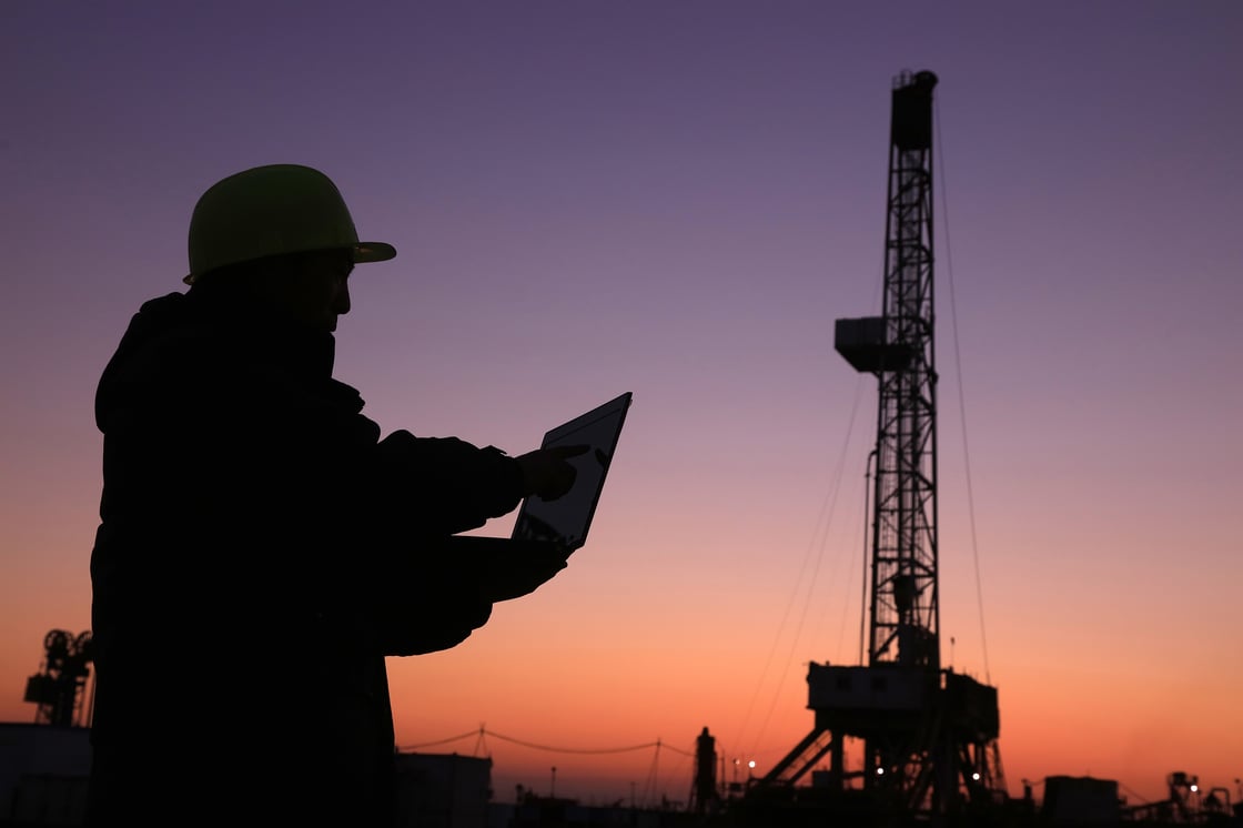 oil rig with worker and computer_junrong